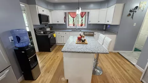 95 Eureka St, Worcester, MA 01603 photo 2