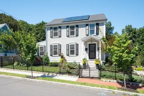 16 Plummer Ave, Newburyport, MA 01950