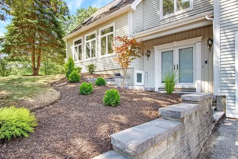 2 Autumn Ln, Leicester, MA 01524