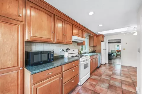 8 Barnes St, Wareham, MA 02571 photo 11