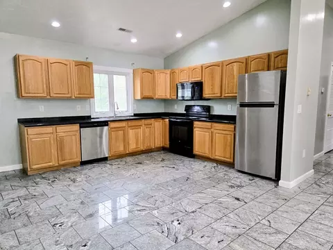 1 Hatfield St #11, Worcester, MA 01604 photo 2