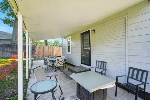 Exterior - 98 Rollins St, Springfield, MA 01109 photo 2 of 5