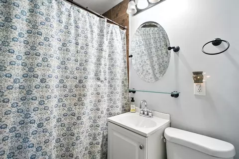 Bath - 98 Rollins St, Springfield, MA 01109 photo 1 of 1