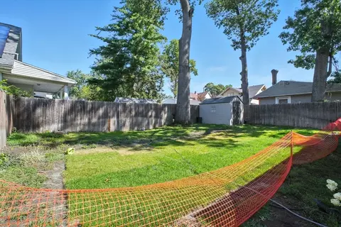 Exterior - 98 Rollins St, Springfield, MA 01109 photo 4 of 5