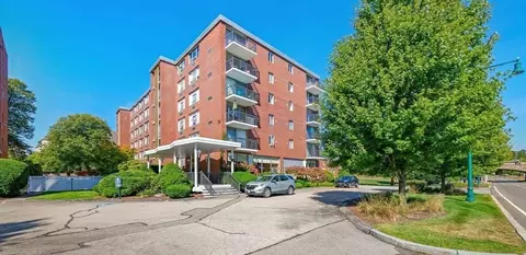 20 Hammond Pond Pkwy #18, Newton, MA 02467