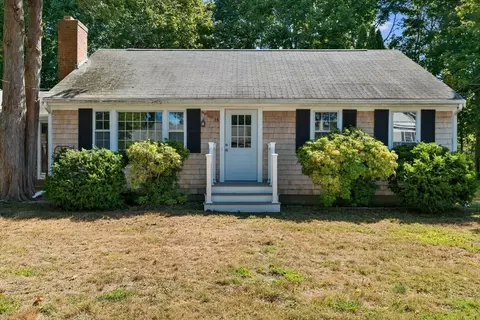 16 Carolyn Ln, Falmouth, MA 02536