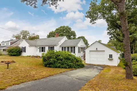 12 Cross St, Dennis, MA 02639
