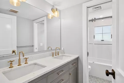 Bath - 65 Harmes Way, Eastham, MA 02642 photo 6 of 7