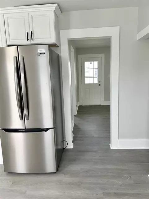 Entry Way - 369 Cold Spring Ave, West Springfield, MA 01089 photo 2 of 5