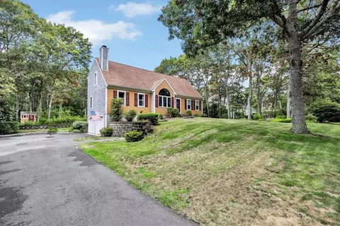 19 Drew Ln, Mashpee, MA 02649