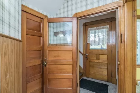 16 Monroe St, Chicopee, MA 01020 photo 4