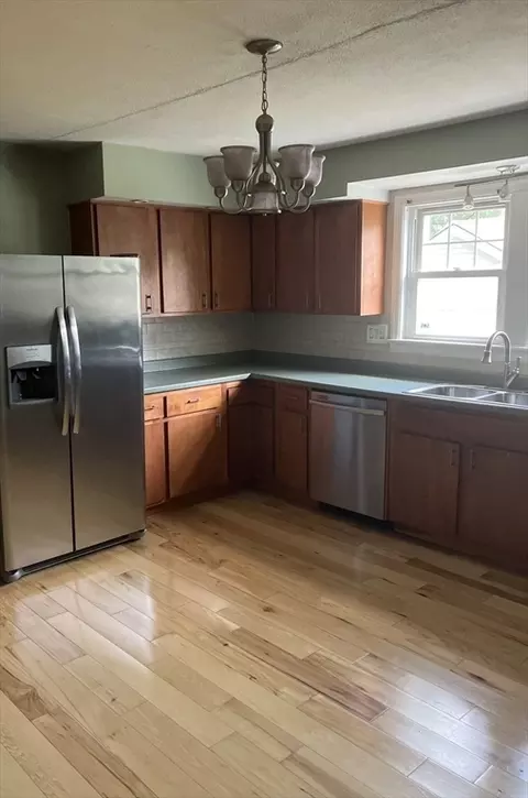 95 Weaver Rd, Springfield, MA 01107 photo 5