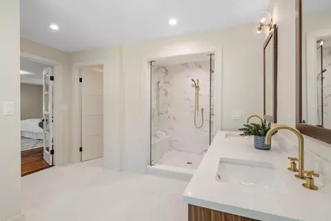 Bath - 8 Evergreen Ln, Hingham, MA 02043 photo 3 of 4