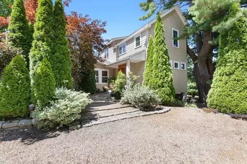 11 Beacon St, Amesbury, MA 01913
