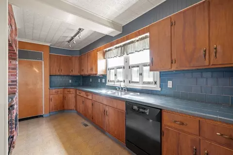 289 King Philip St, Fall River, MA 02724 photo 8