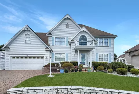5 Blueberry Ln, Stoneham, MA 02180