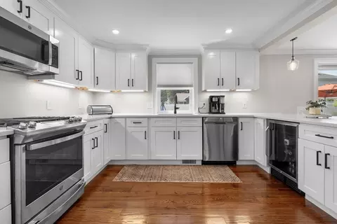 Kitchen - 39 Pine St, Wakefield, MA 01880 photo 2 of 2
