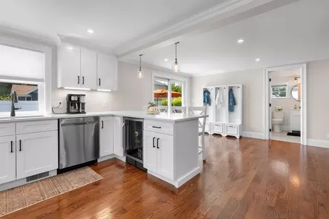 Entry Way - 39 Pine St, Wakefield, MA 01880 photo 1 of 3
