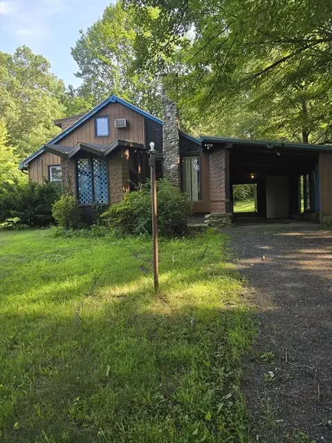 40 Division St, Easthampton, MA 01027