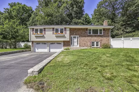 10 Diantonio Dr, Milford, MA 01757