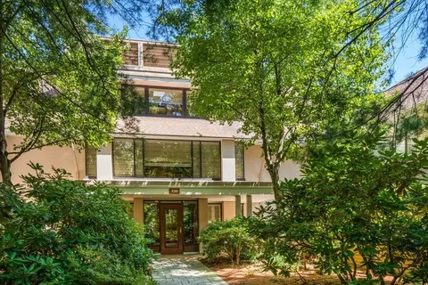228 Allandale Rd #1B, Chestnut Hill, MA 02467