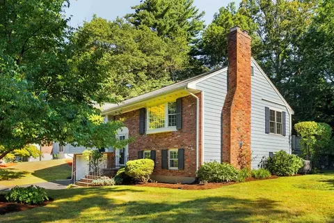 8 Ivanhoe Dr, Lynnfield, MA 01940