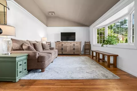 38 Pickering St, Danvers, MA 01923 photo 4