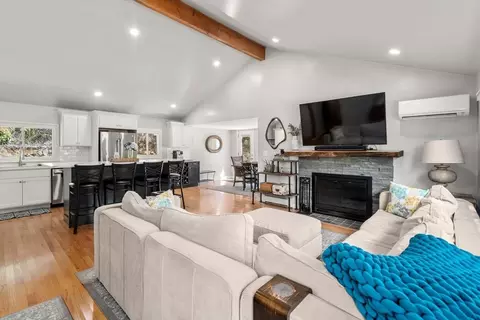 21 Livingstone Ln, Waltham, MA 02453