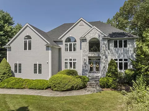 40 Hillside Dr, Wrentham, MA 02093