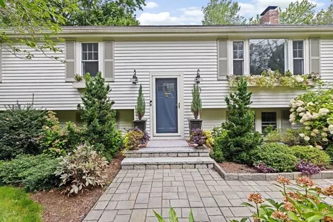 40 Brewster Rd, Cohasset, MA 02025