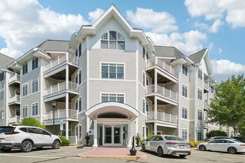 614 Pond St #2104, Braintree, MA 02184