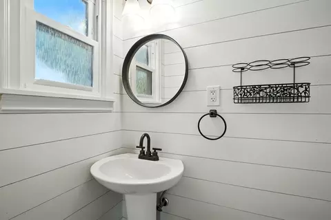 Bath - 19 Harbour Rd, Springfield, MA 01118 photo 2 of 2
