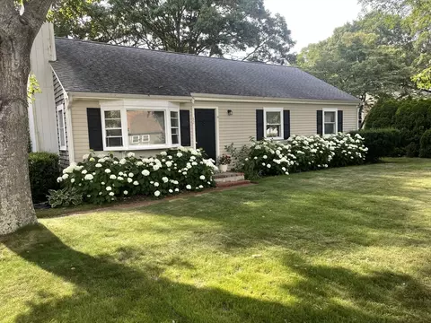 32 Jamie Ln, Falmouth, MA 02536