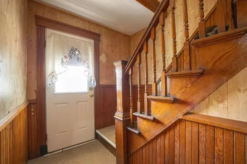 Entry Way - 35 Everett Ave, Webster, MA 01570 photo 2 of 5