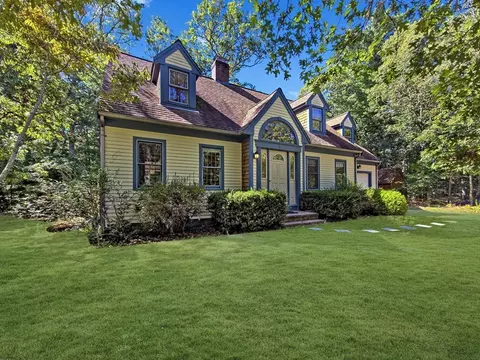 1 Peggys Ln, Sandwich, MA 02563