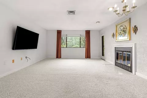 Living - 9 Thomas St #C5, Saugus, MA 01906 photo 2 of 3