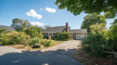 45 Willow St, Hamilton, MA 01982
