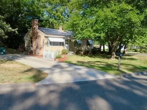 20 Meadowbrook Dr, Easthampton, MA 01027