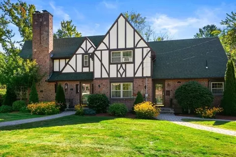 7 Old Brook Dr, Worcester, MA 01609