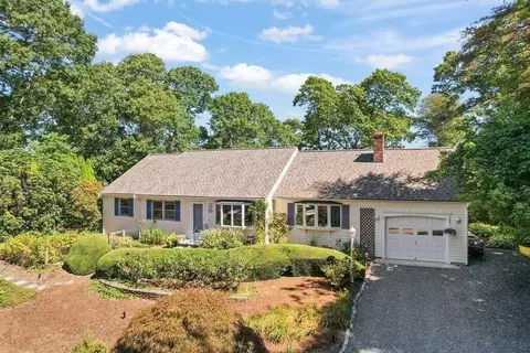 82 Dale Dr, Falmouth, MA 02540