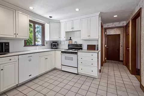 37 Governor Long Rd, Hingham, MA 02043 photo 6