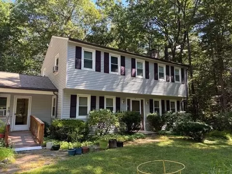 14 Pebble Ridge Rd, Amherst, MA 01002