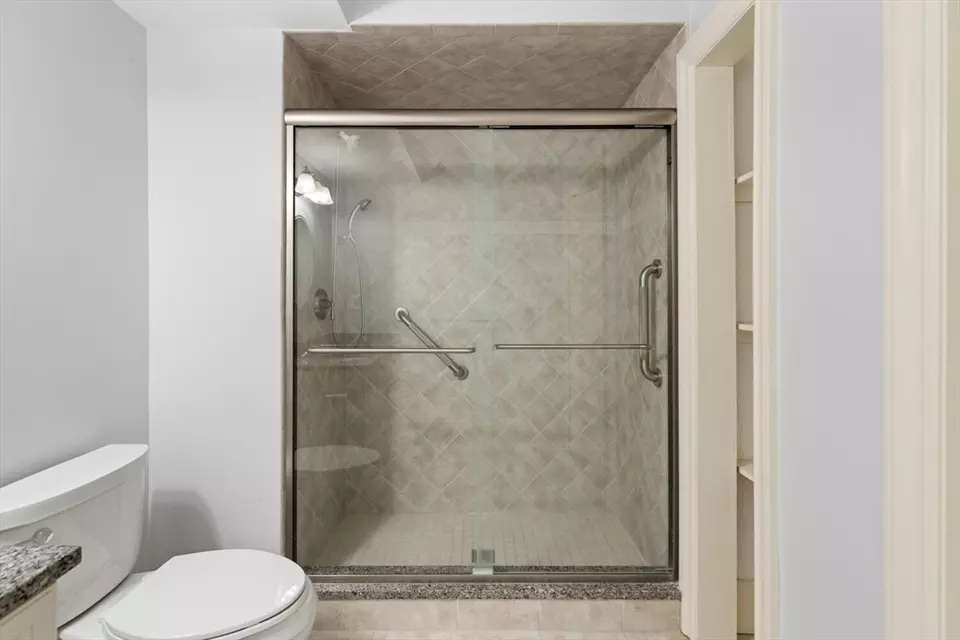 Bath - 12 Russell Rd #303, Wellesley, MA 02482 photo 1 of 3