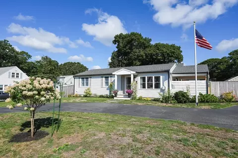 8 Oak St, Falmouth, MA 02536