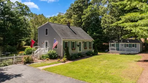 195 Knotty Pine Ln, Centerville, MA 02632
