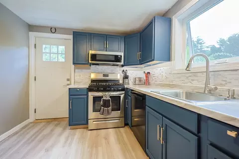 Kitchen - 1 Libra Ln, Townsend, MA 01469 photo 2 of 4