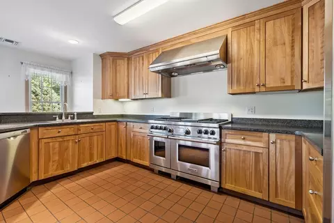 Kitchen - 5 Lee Way, Georgetown, MA 01833 photo 2 of 3