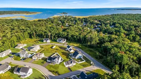 2 Marthas Vineyard Dr, Mattapoisett, MA 02739