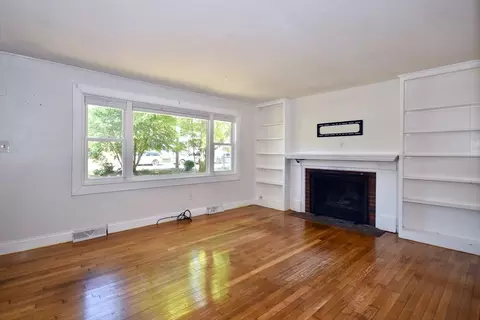 Living - 296 Lincoln Rd, Barnstable, MA 02601 photo 2 of 4