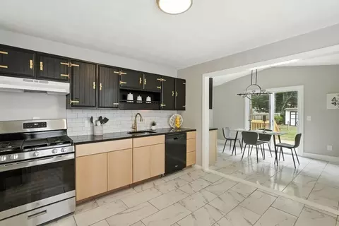 77 Coleman St, Springfield, MA 01109 photo 8